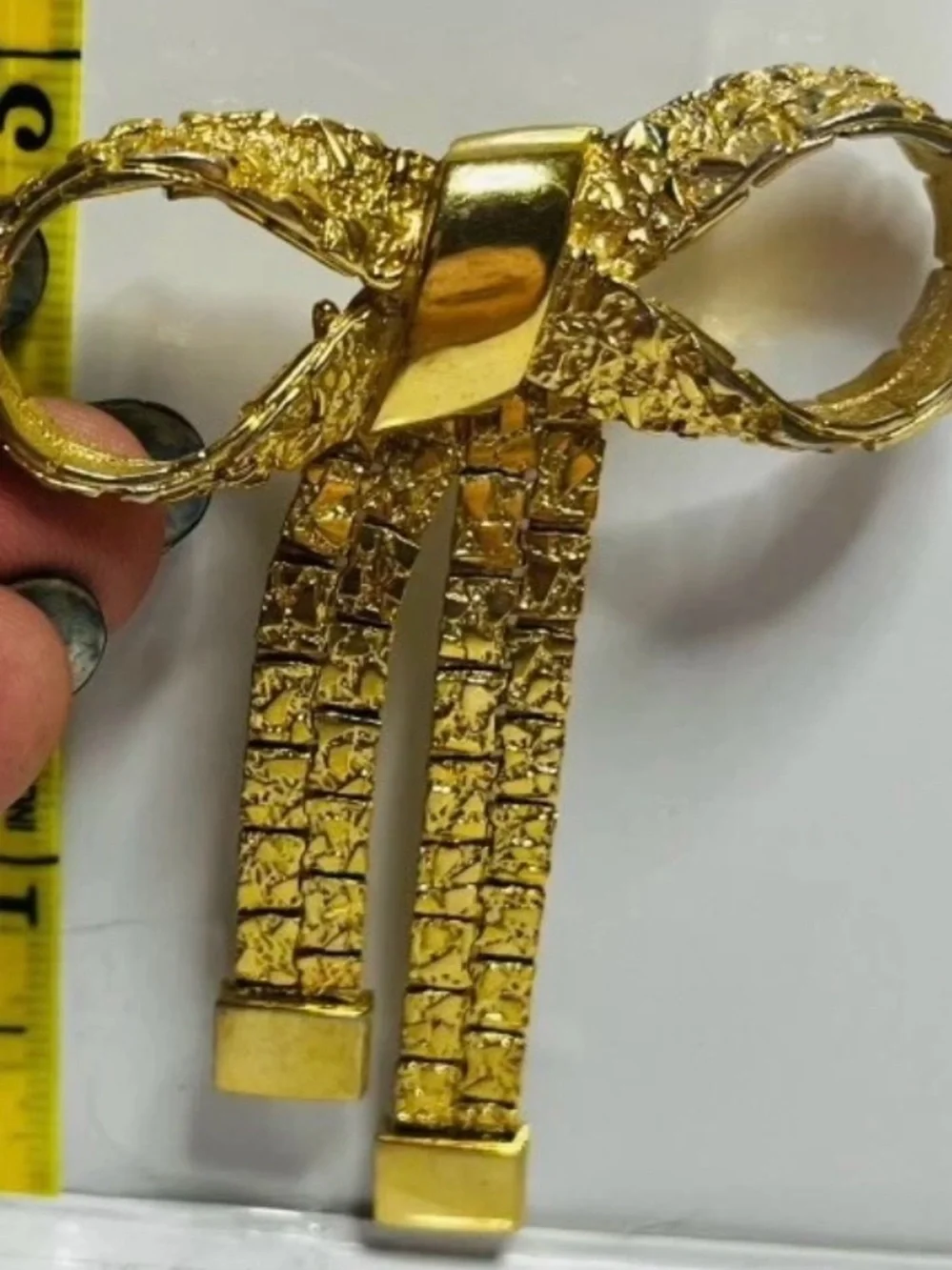 1980 Vintage Bow Ribbon Brooch Pin Gold Tone Nugget Textured Articulated Tail